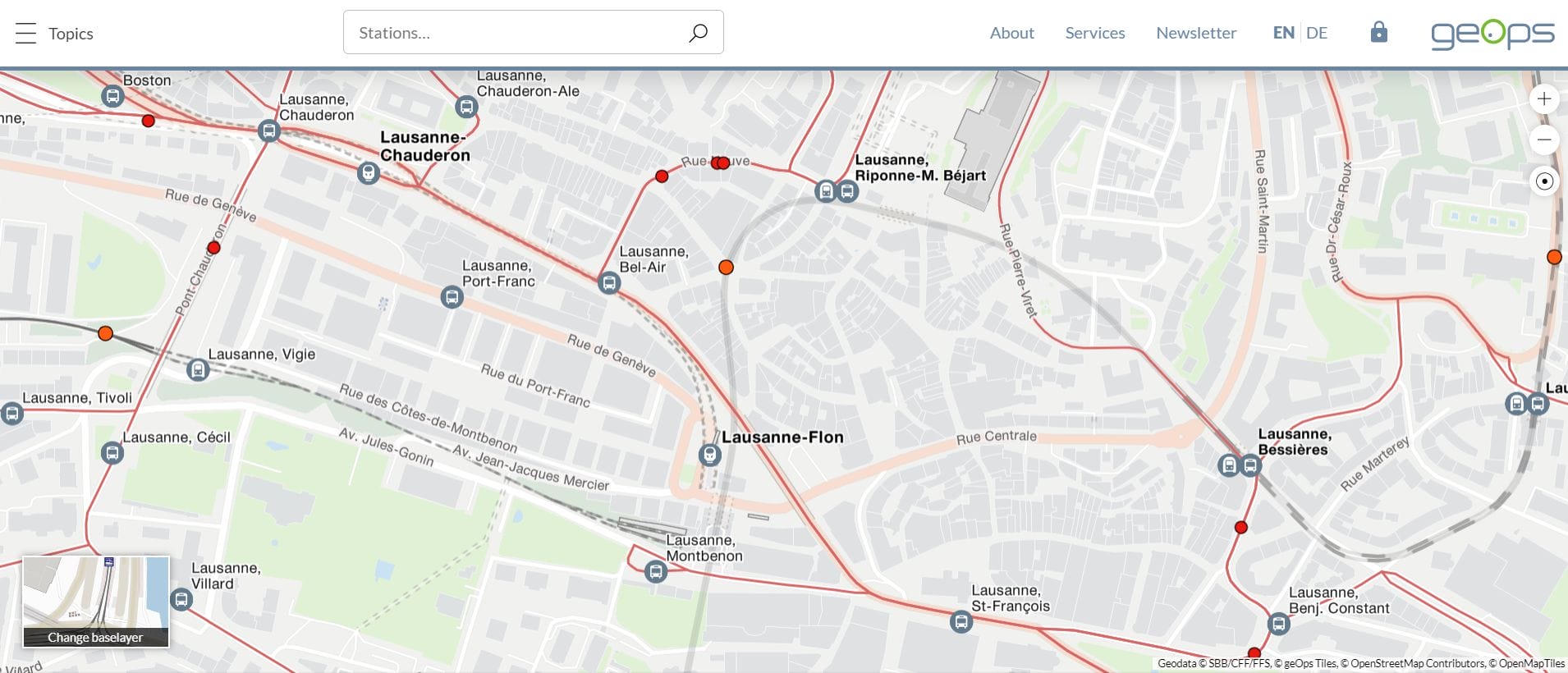 A website that combines maps of different aspects of public transport : real-time position of trains